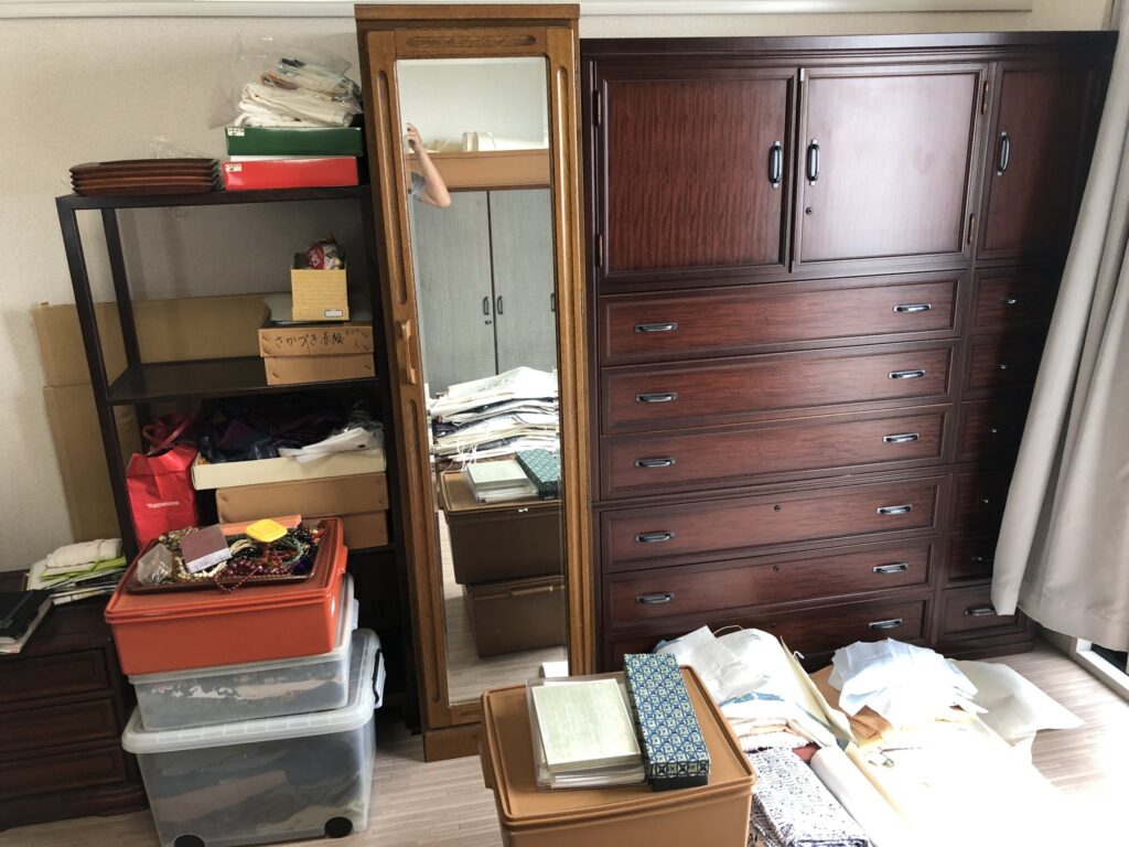 家の片付けをしているイメージ