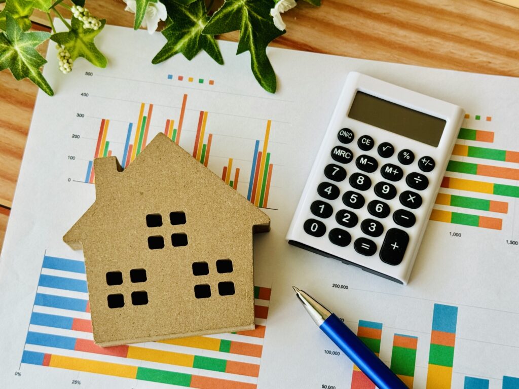 販売戦略をグラフをみて考えているイメージ